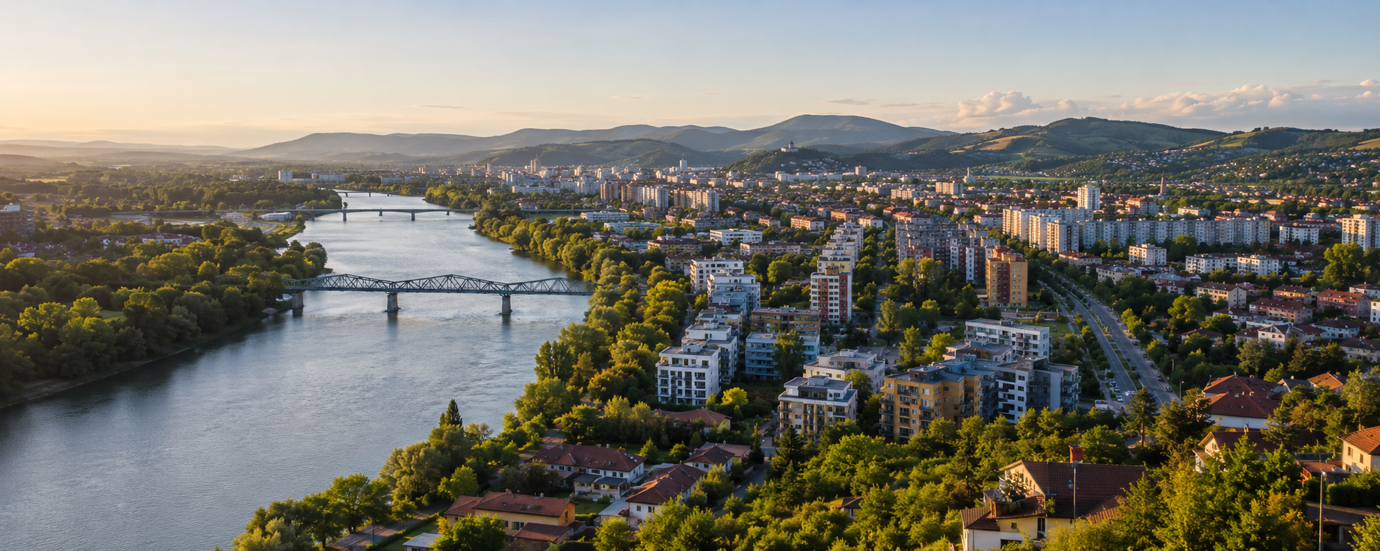 Panoráma Trenčína s riekou Váh, zeleňou a obytnými štvrťami